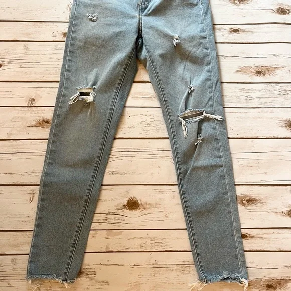 🛍FLASH SALE! Levi’s Wedgie Jeans - Picture 3 of 6